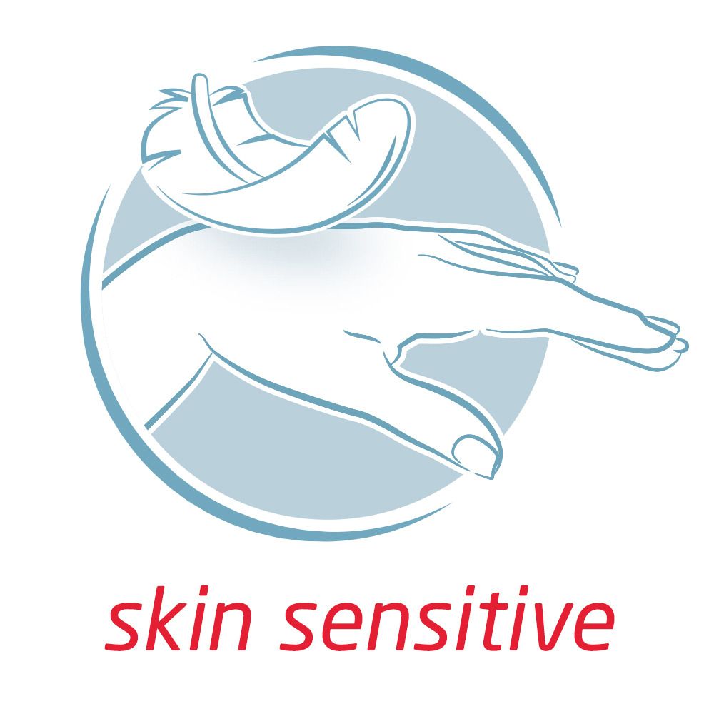 Logo con mano e piuma, con 'skin sensitive' sotto. Lo sfondo è azzurro.