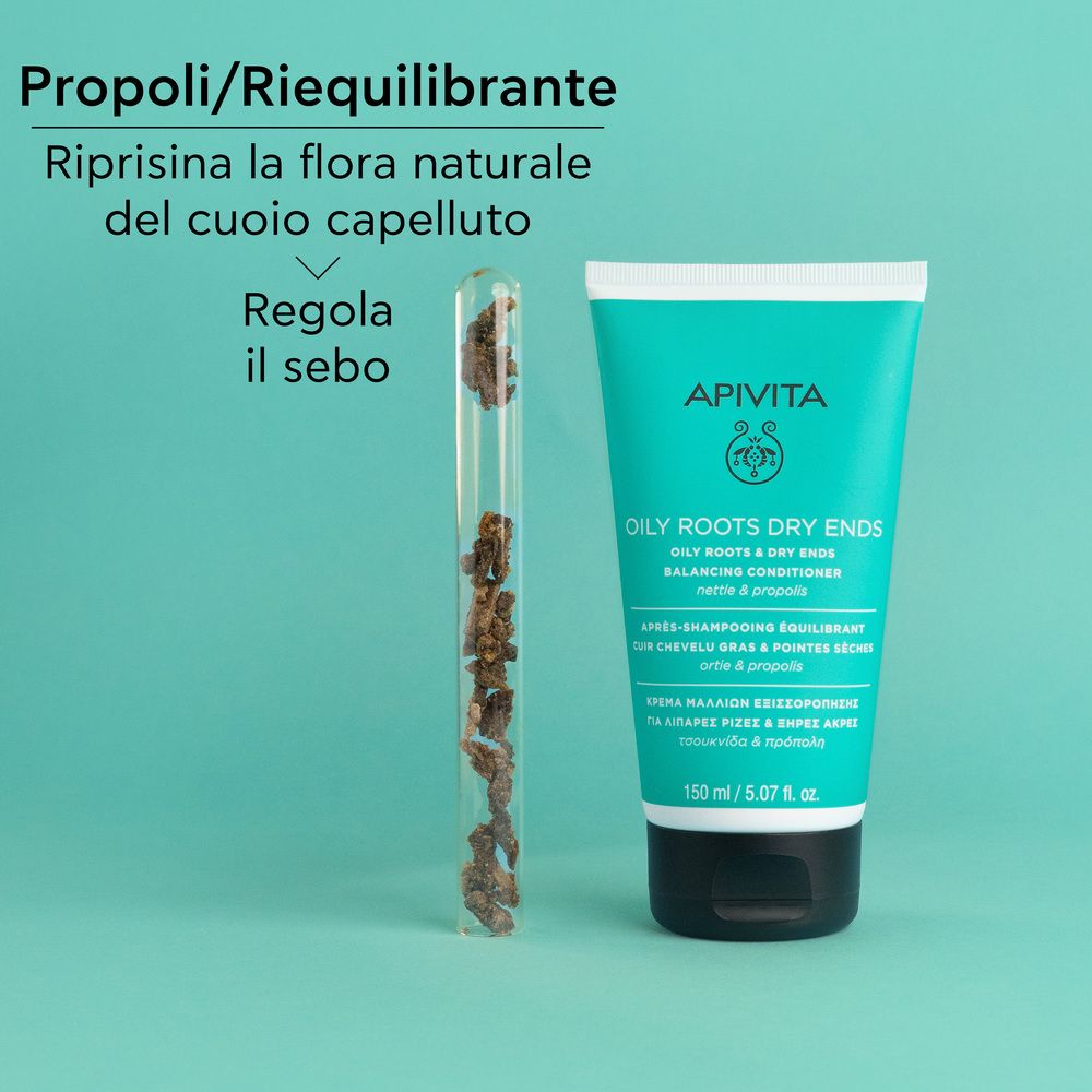 Tubo e ingredienti. Scritta: APIVITA, OILY ROOTS DRY ENDS, Balancing Conditioner. Testo: Propoli/Riequilibrante, Regola il sebo.