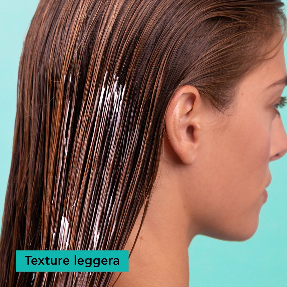 Capelli con balsamo. Testo: Texture leggera.