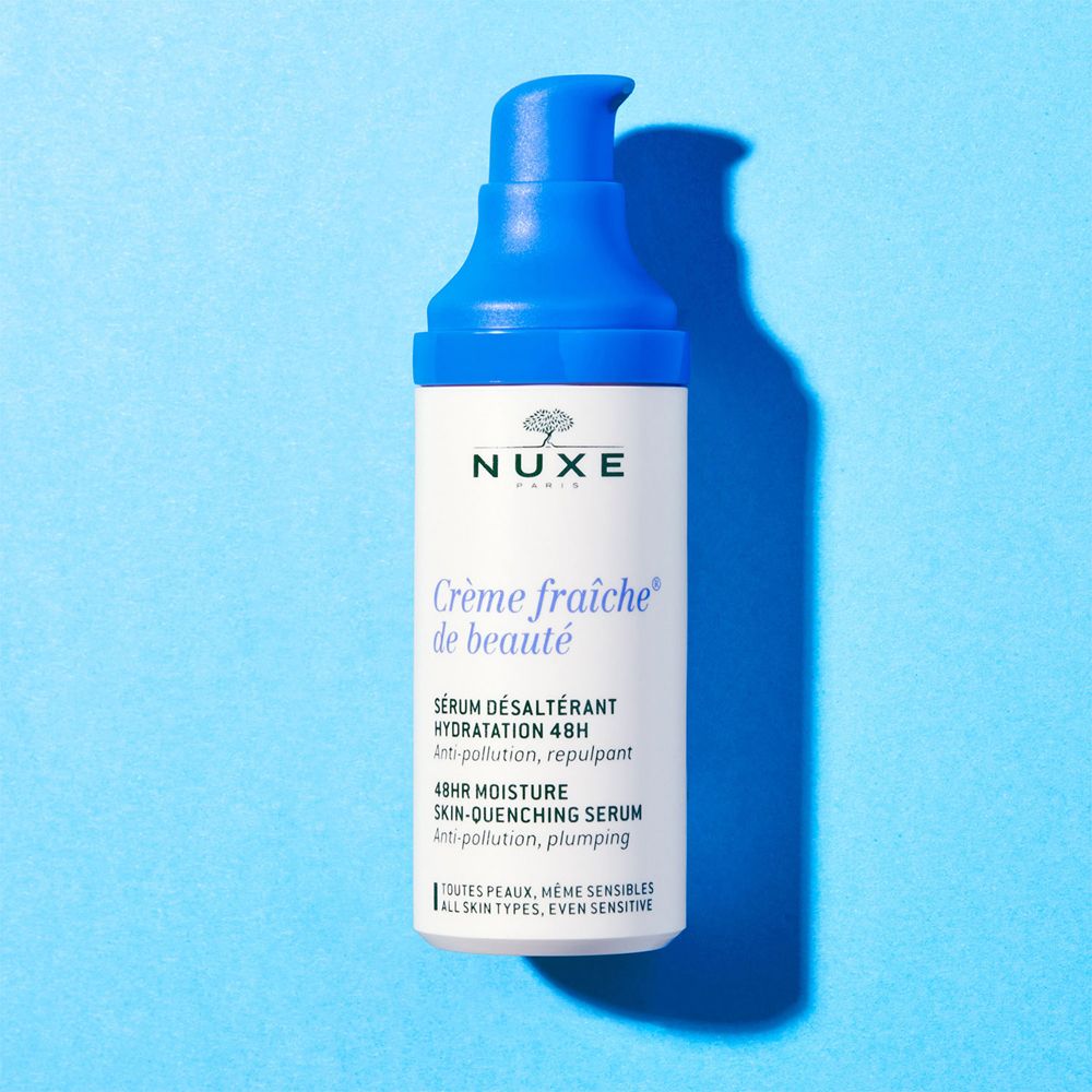 Flacone di siero con erogatore blu. Scritta: Nuxe Crème fraîche de beauté. Sfondo: azzurro.
