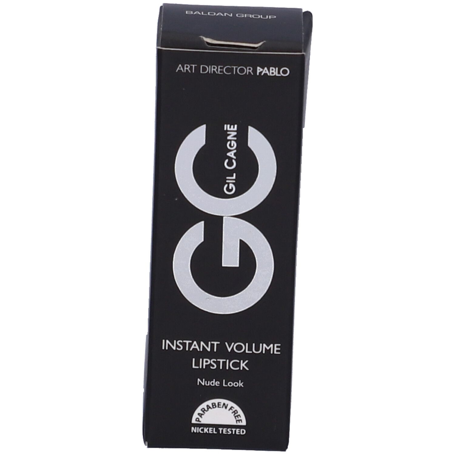 Confezione nera con testo bianco. Sulla confezione è scritto GC, GIL CAGNÉ, Instant Volume Lipstick.