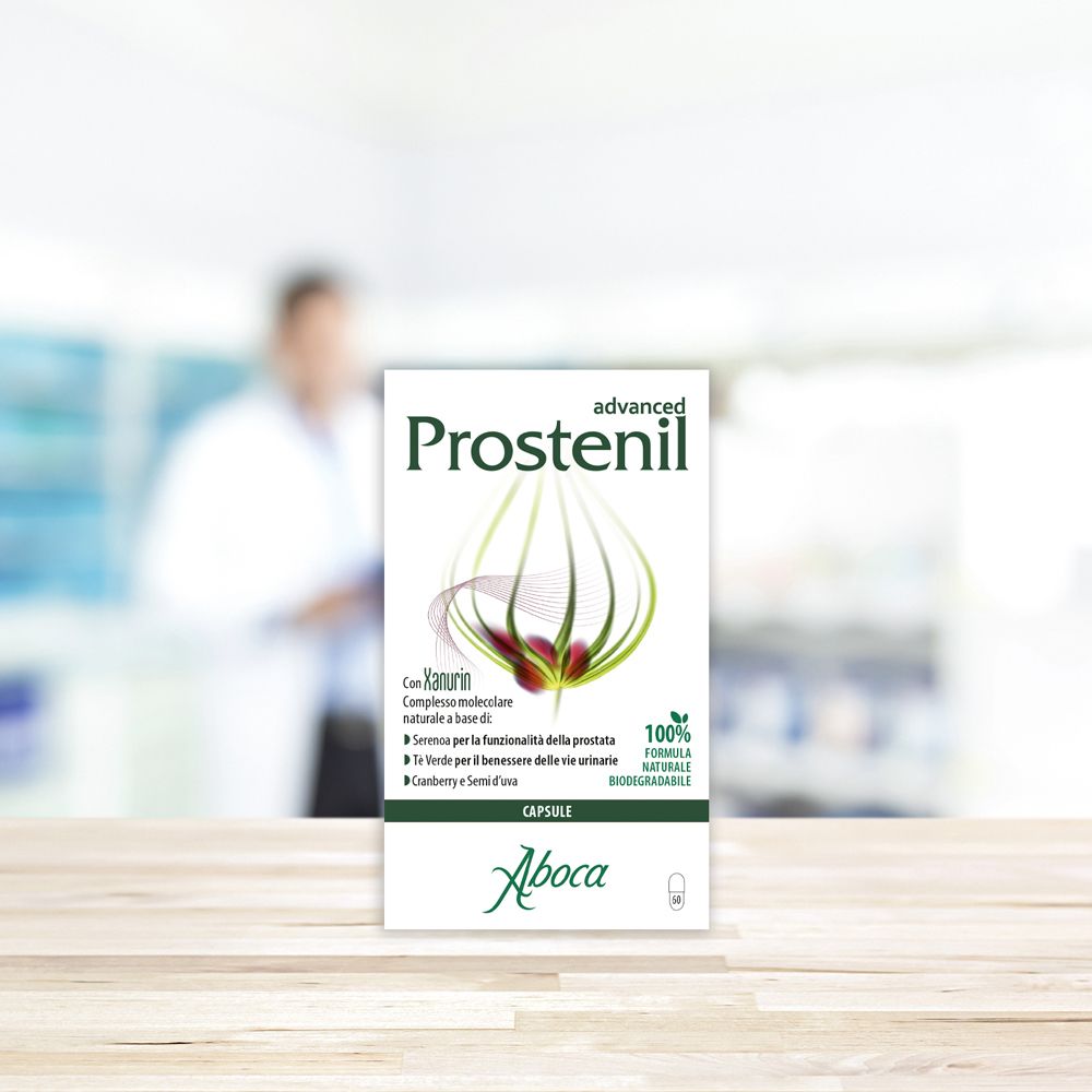 Confezione del prodotto su un tavolo. Testo: Prostenil Advanced, Aboca. Sfondo: persona sfocata.