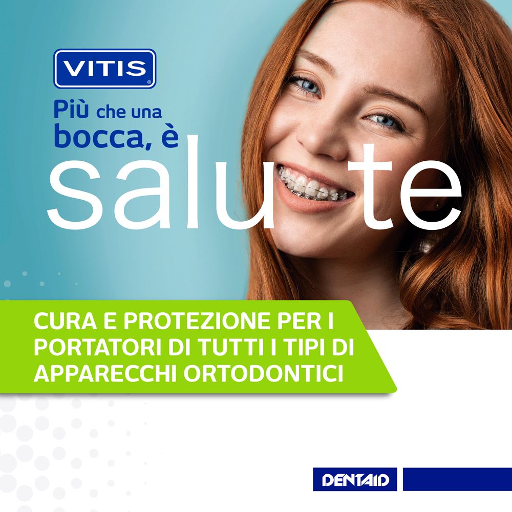Donna sorridente con apparecchio ortodontico. Testo: Bocca, è salute.