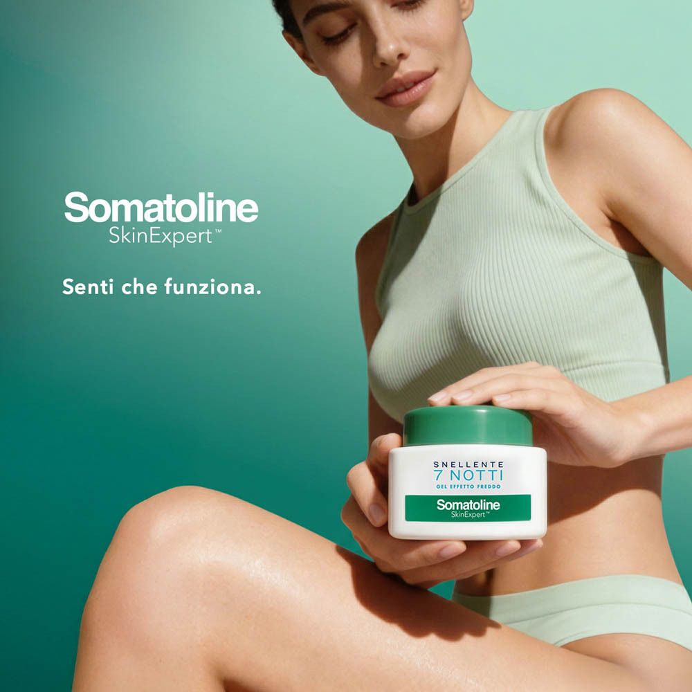 Una donna tiene in mano un vasetto di gel snellente. Il vasetto è bianco con scritte verdi e un tappo verde.