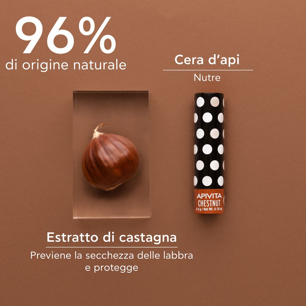 Balsamo labbra con estratto di castagna e cera d'api. 96% di origine naturale. Castagna marrone. Testo: APIVITA CHESTNUT.