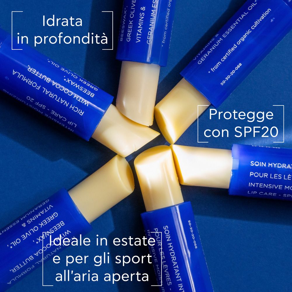 Diversi stick per labbra con SPF20 su sfondo blu. Testo: 'Idrata in profondità' e 'Ideale per sport all'aria aperta'.