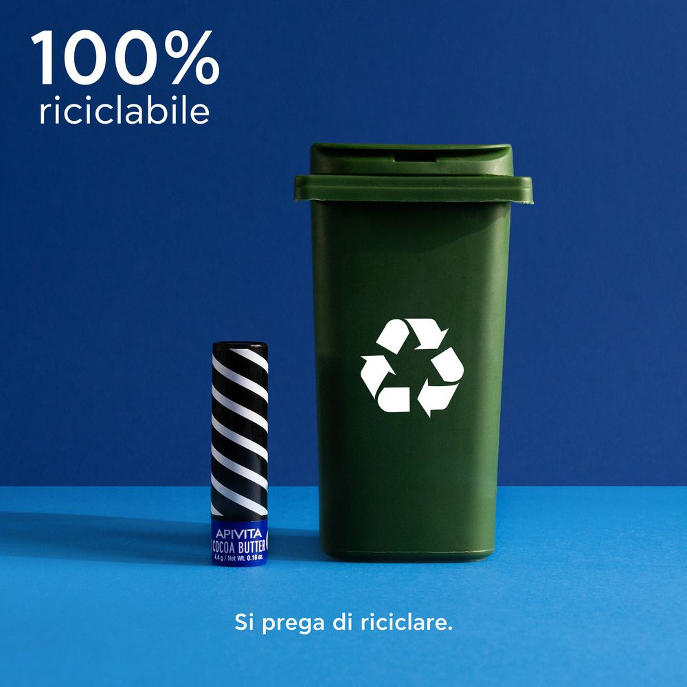 Stick per labbra accanto a un bidone verde con simbolo di riciclaggio. Testo: 100% riciclabile.
