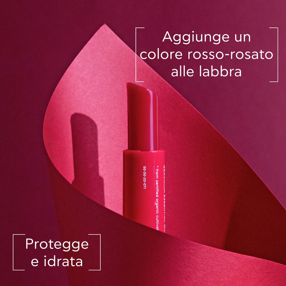 Rossetto rosso, parzialmente visibile. Testo: Protegge e idrata. Aggiunge colore alle labbra.