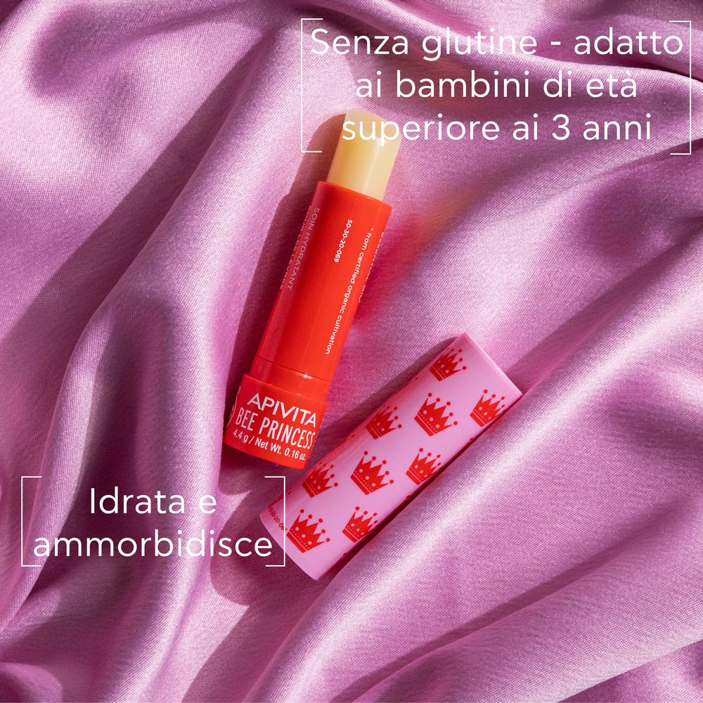 Due stick per la cura delle labbra su seta. Uno aperto, uno chiuso. Testo: APIVITA BEE PRINCESS.