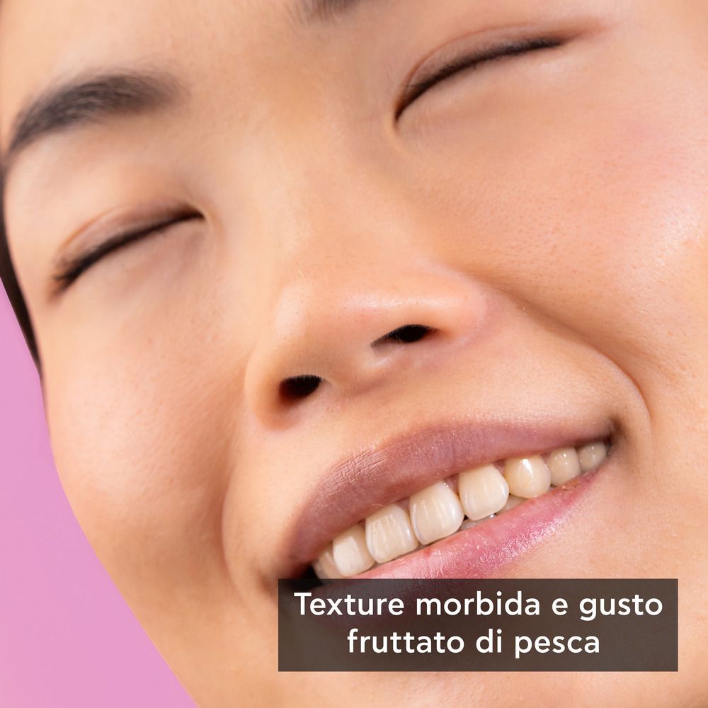 Primo piano di un viso sorridente. Testo: Texture morbida e gusto fruttato di pesca.