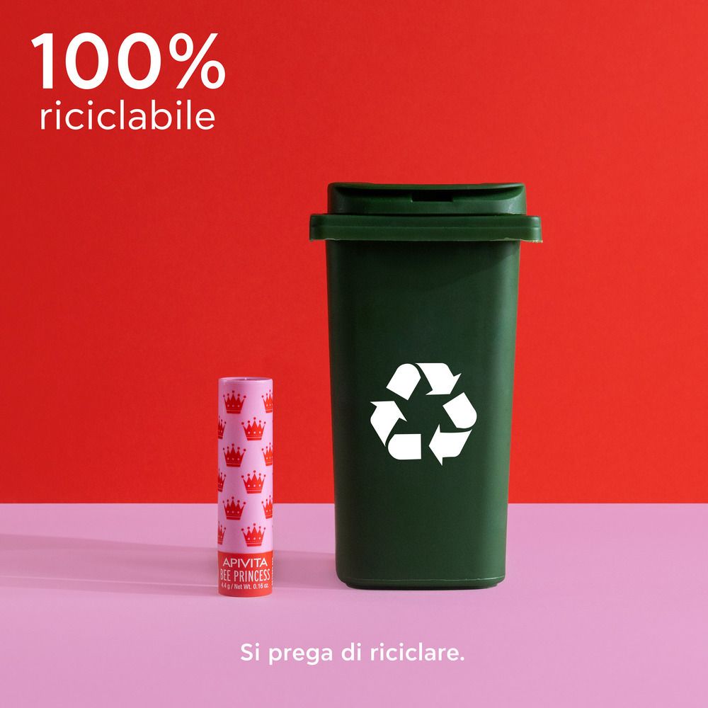 Stick per labbra accanto a un bidone verde con simbolo di riciclaggio. Testo: 100% riciclabile.
