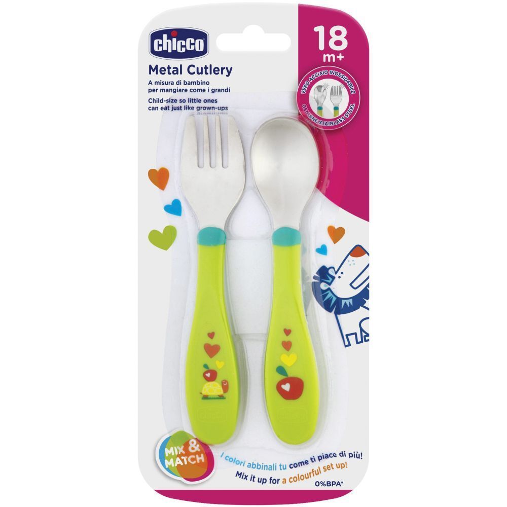 Set di posate per bambini. Forchetta e cucchiaio con manici verdi. Confezione con nome e età del prodotto.