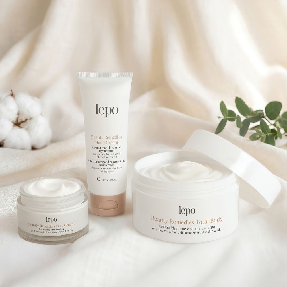 Tre prodotti in crema: un vasetto, un tubetto e un vasetto piccolo. Tutti riportano il logo "lepo".