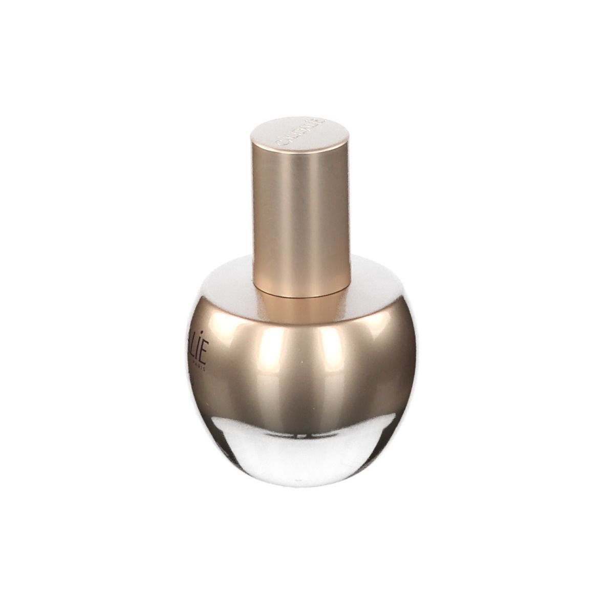 Flacone di siero. Flacone dorato con scritta CAUDALIE Premier Cru. Sfondo bianco.