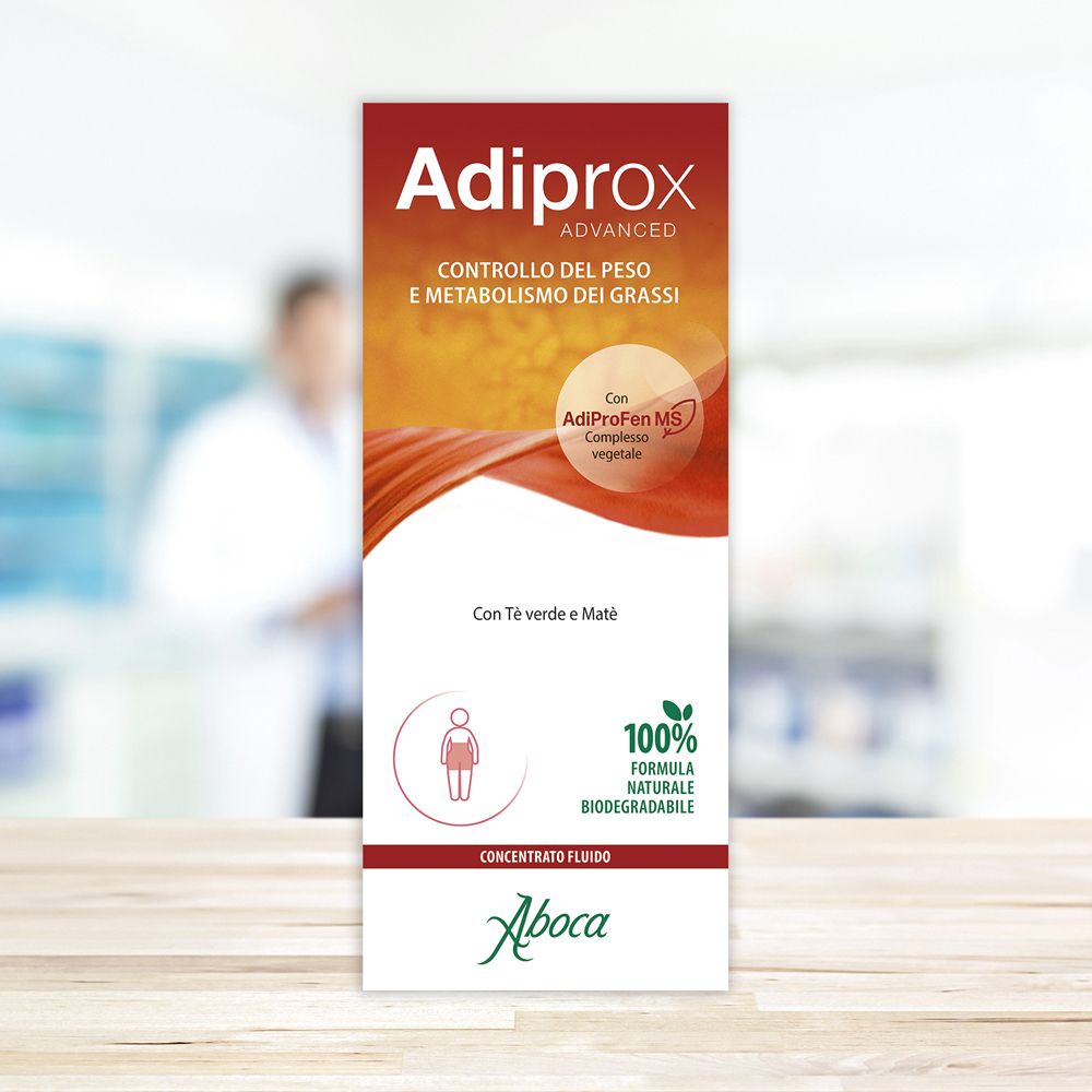 Prodotto Adiprox Advanced. Testo: Controllo del peso e metabolismo dei grassi. Logo Aboca. Sfondo sfocato.