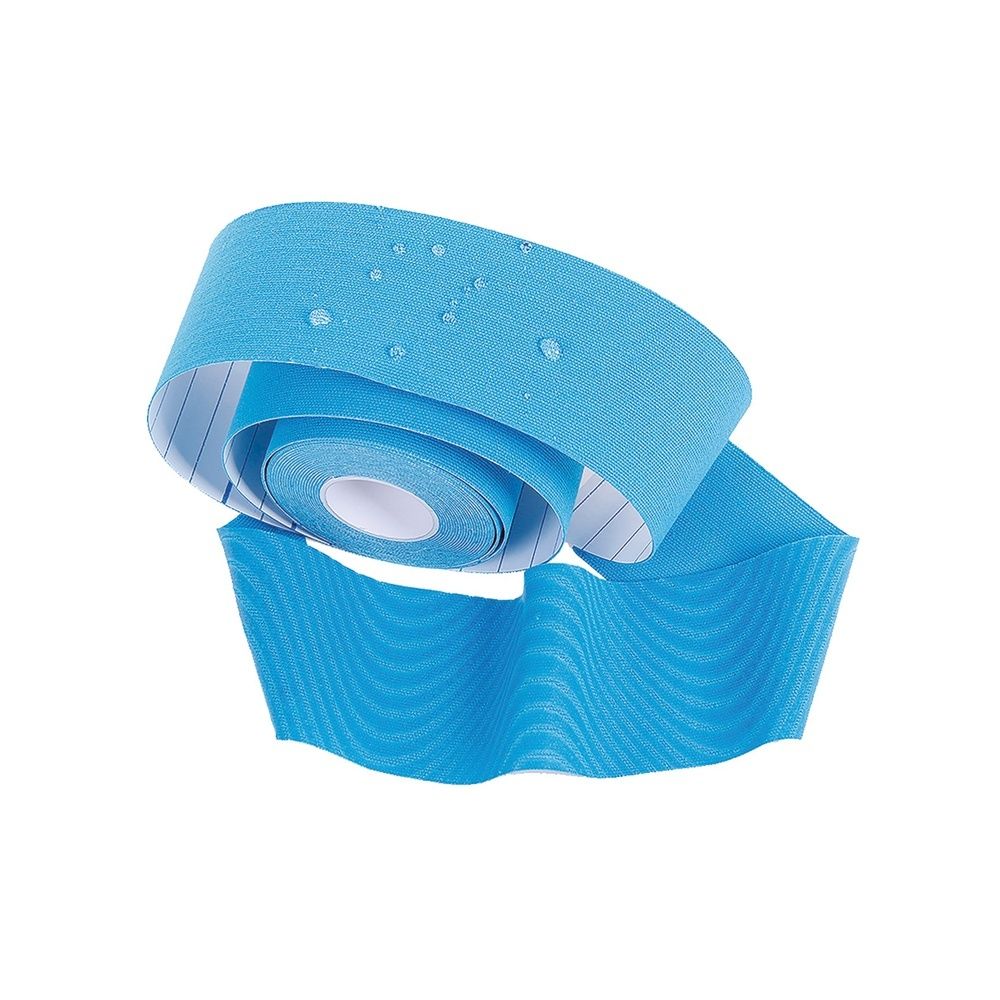 Nastro kinesio blu parzialmente srotolato. Idrorepellente. Anima bianca visibile.