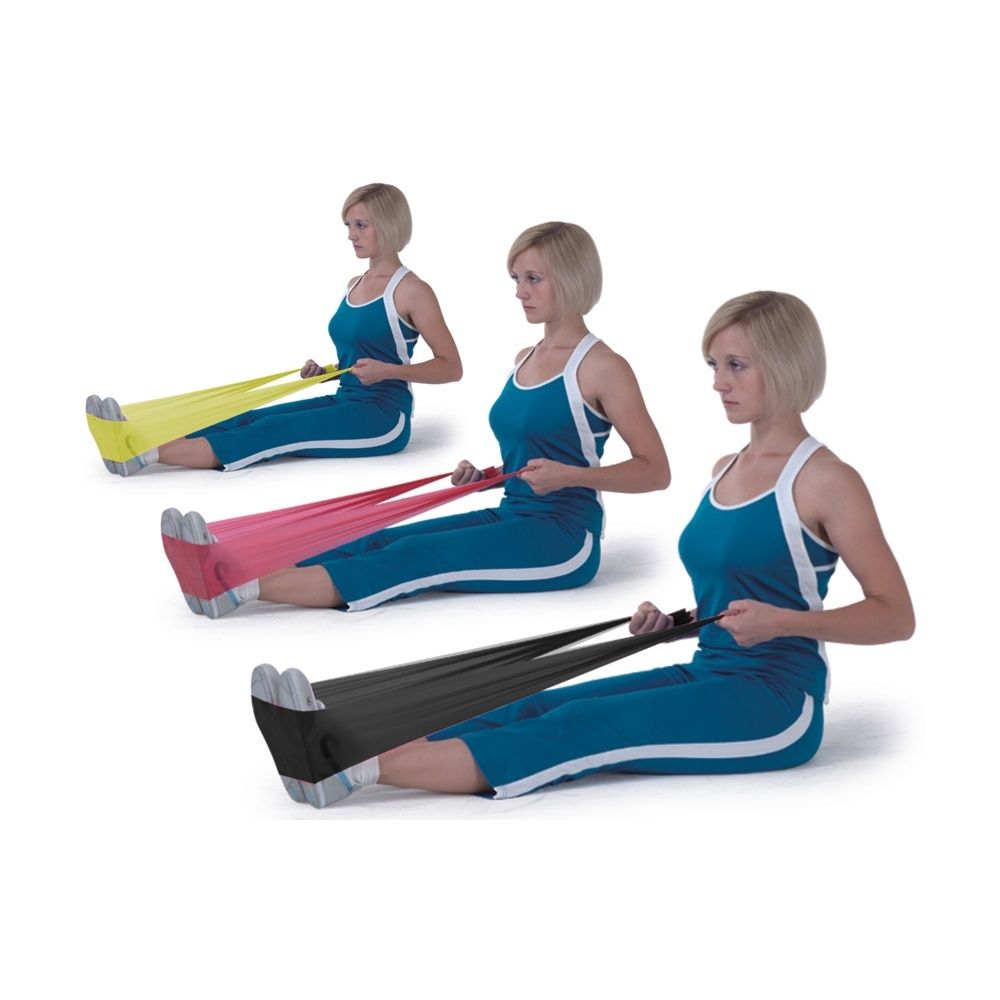Tre donne si allenano con fasce fitness gialle, rosa e nere. Sono sedute e tirano le fasce.