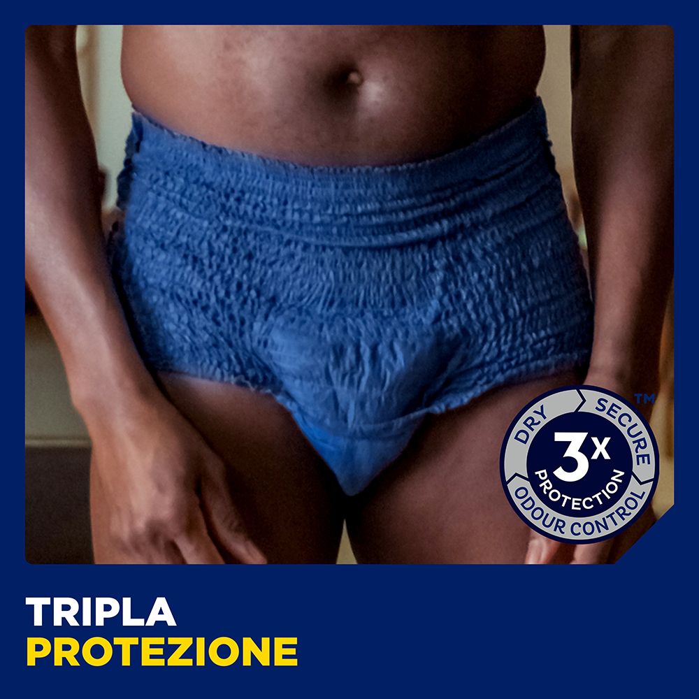 Persona con TENA Men Active Fit Pants blu. Testo: Tripla protezione. Logo.