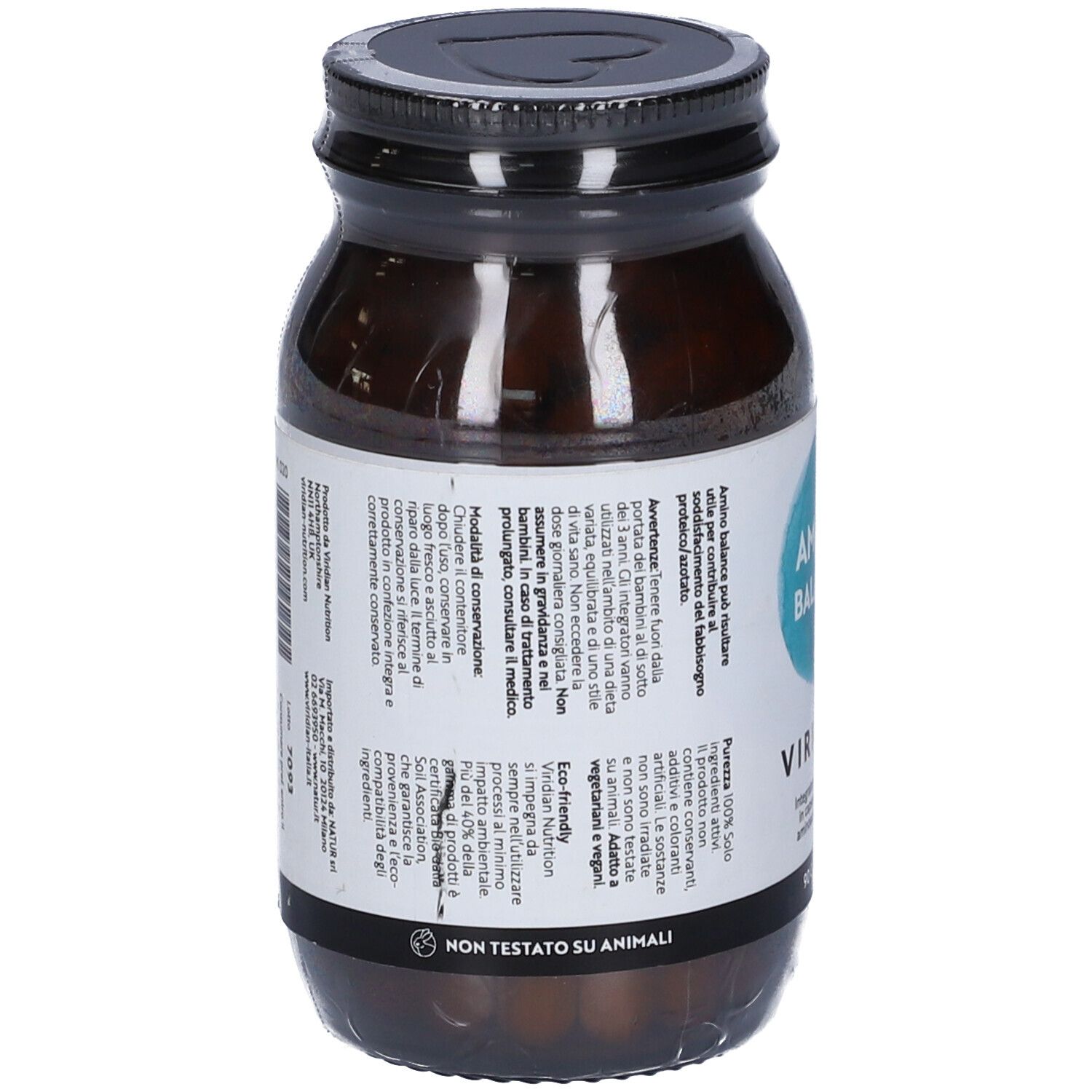 Retro del flacone di vetro marrone con etichetta bianca. Testo sugli ingredienti e istruzioni di conservazione. "Non testato su animali".
