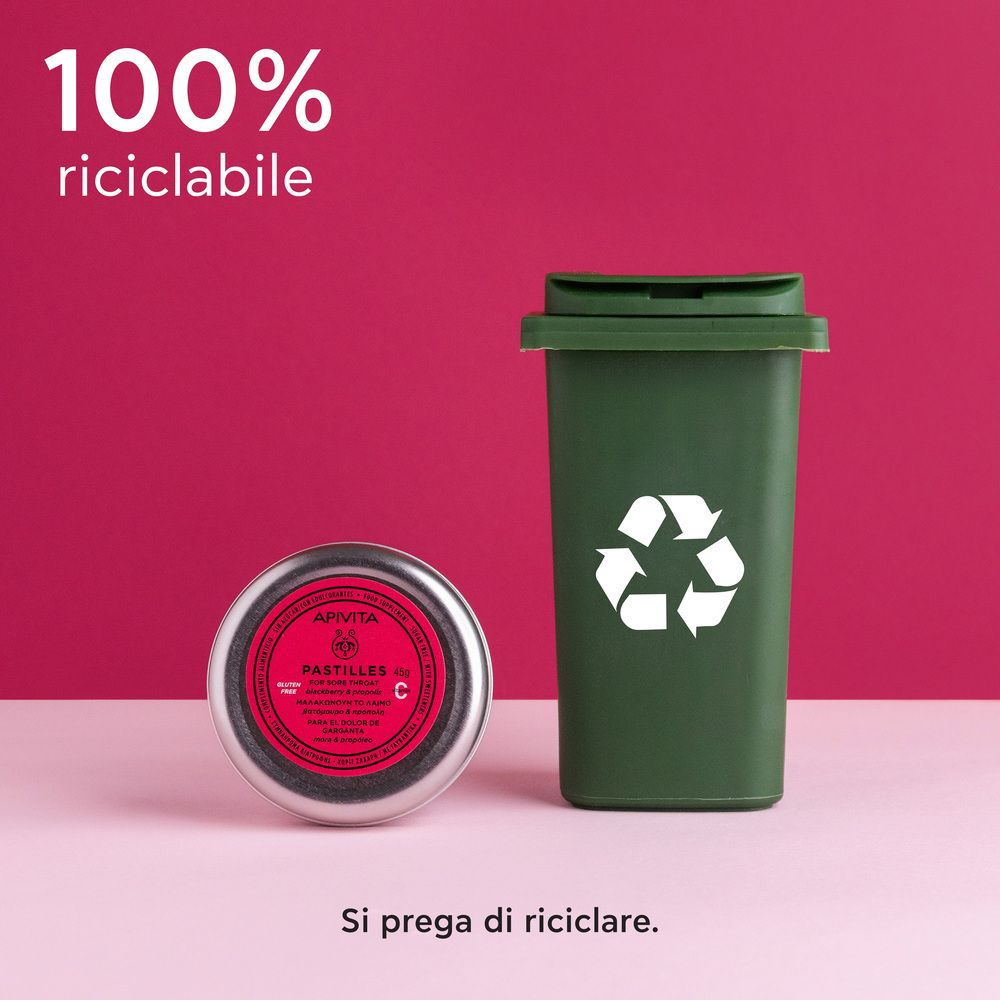Barattolo accanto a un bidone verde. Testo: 100% riciclabile. Si prega di riciclare.