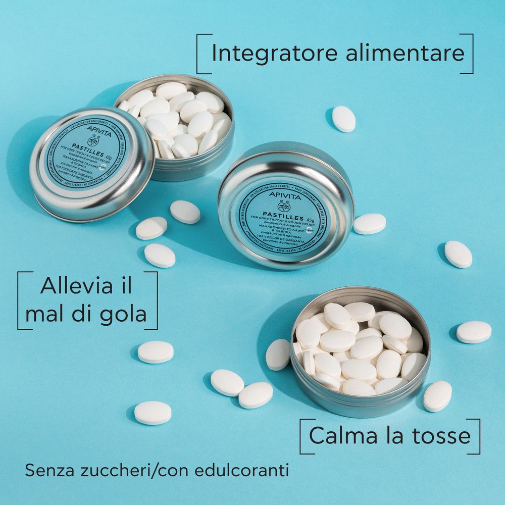 Tre scatole di pastiglie. Scritto: APIVITA PASTILLES. Testo: Allevia il mal di gola, calma la tosse. Senza zuccheri.