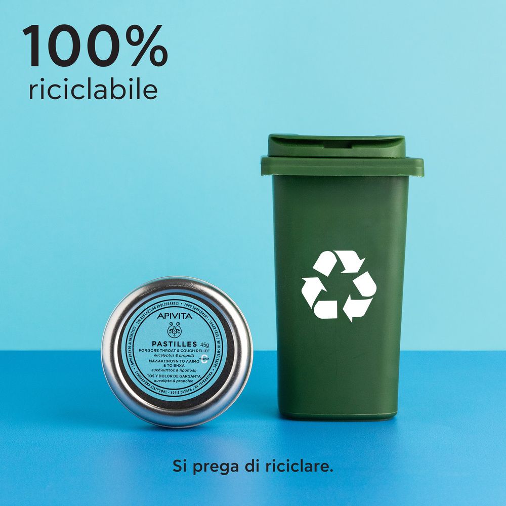 Scatola di pastiglie accanto a un bidone verde con simbolo di riciclaggio. Testo: 100% riciclabile.