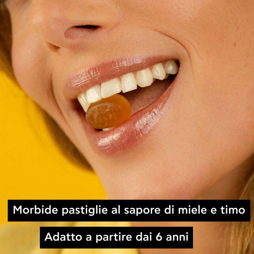 Bocca con pastiglia. Testo: Morbide pastiglie al sapore di miele e timo, Adatto a partire dai 6 anni.