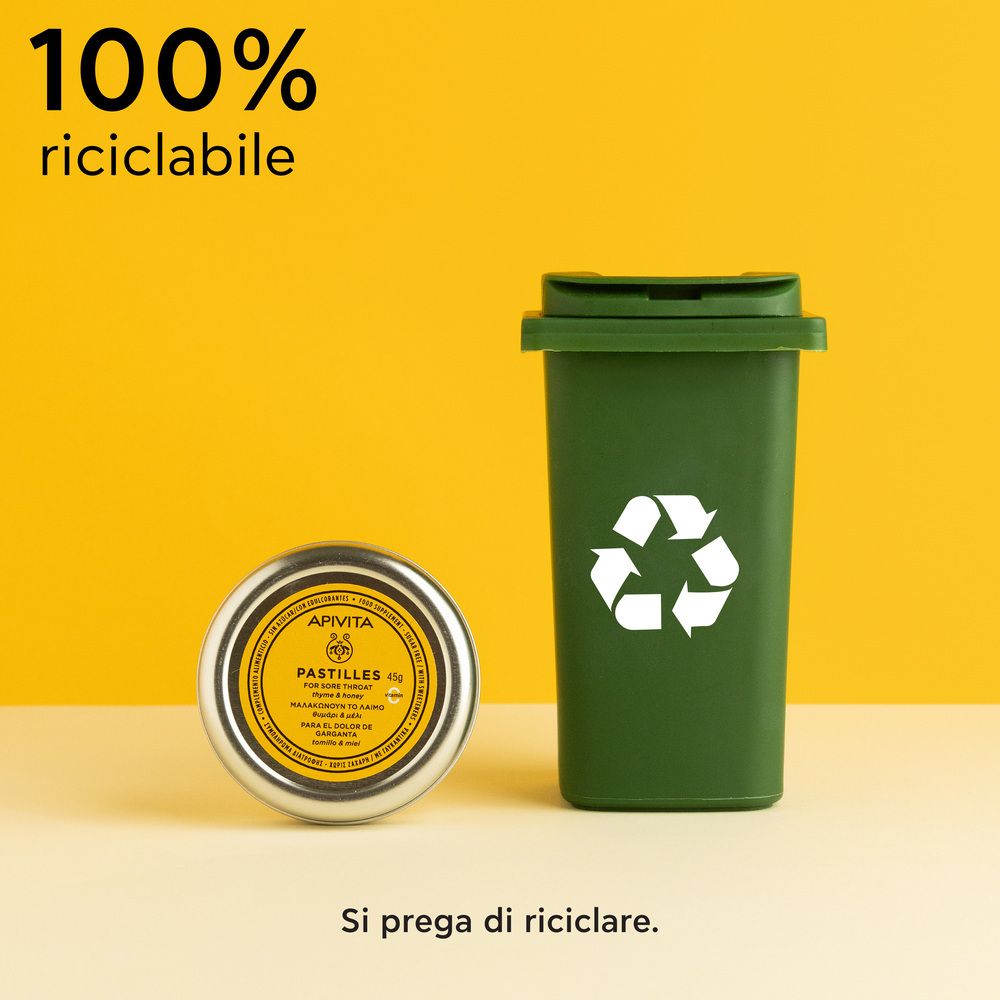 Barattolo accanto a un bidone verde. Testo: 100% riciclabile, Si prega di riciclare.