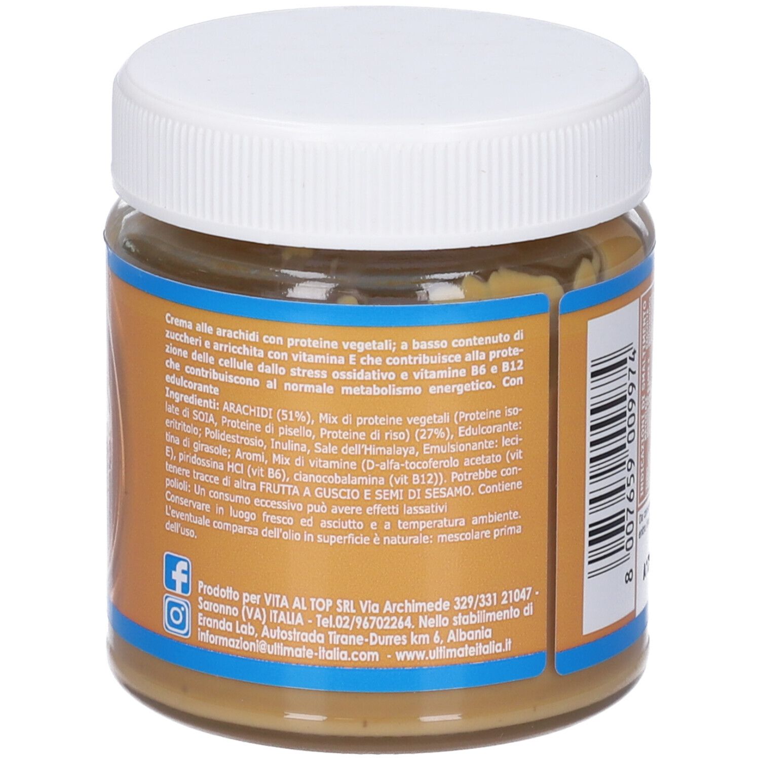 Retro del vasetto di crema proteica. Elenco ingredienti e informazioni produttore. Contiene arachidi, proteine, vitamine B6 e B12.