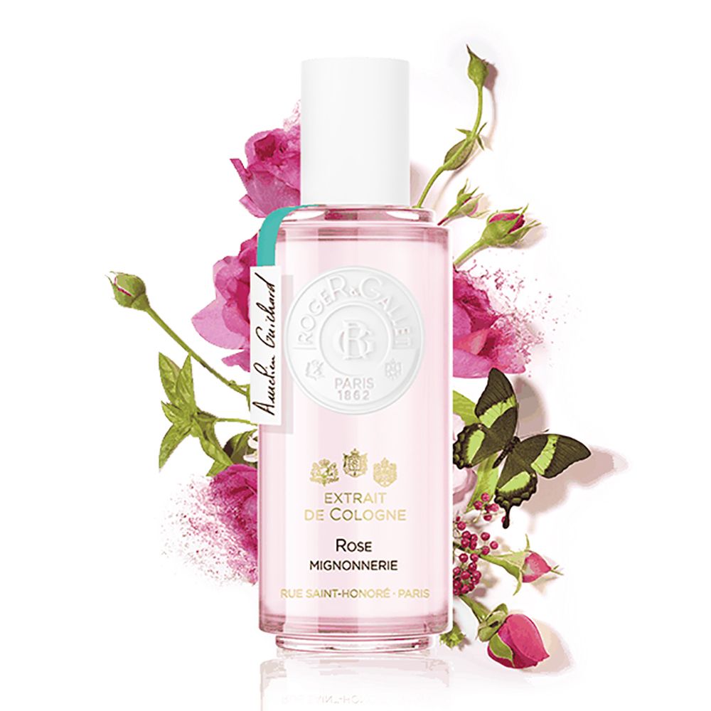 Estratto Rose Mignonnerie, bottiglia con fiori e farfalla sullo sfondo.