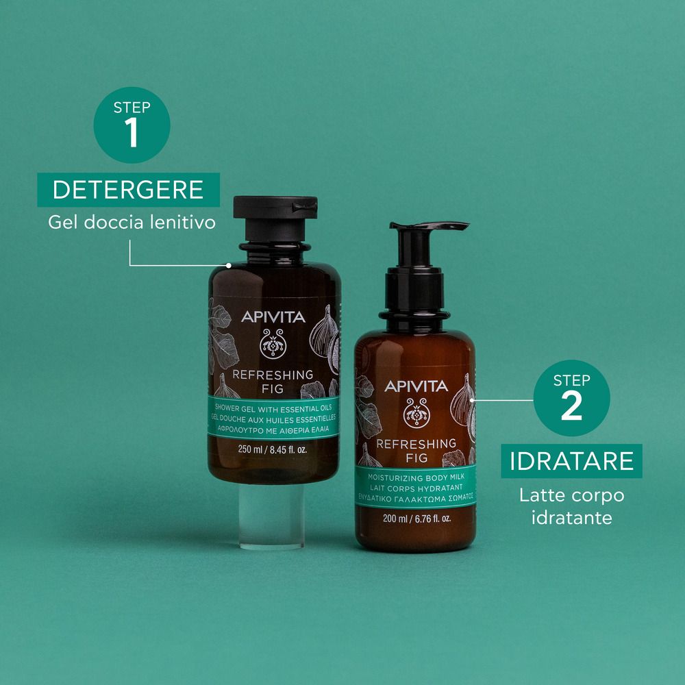 Due flaconi: gel doccia e latte idratante APIVITA Refreshing Fig. Scritta multilingue. Su supporto trasparente.