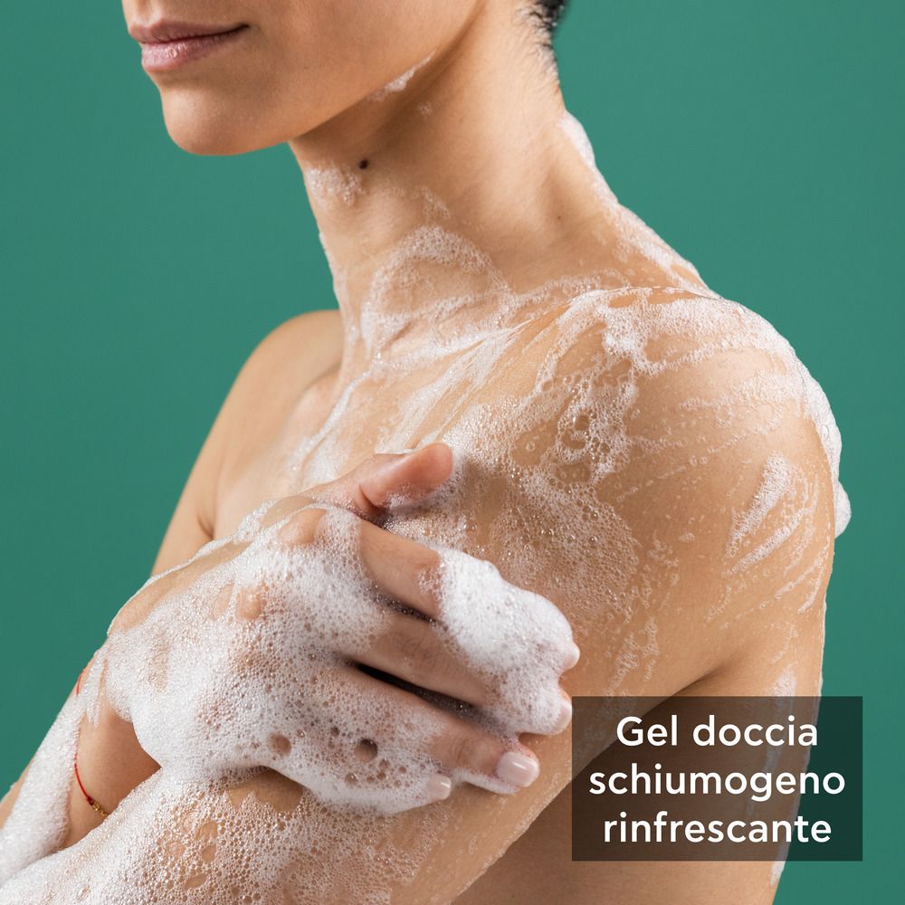 Persona che si lava con schiuma. Scritta: APIVITA Refreshing Fig. Testo multilingue.