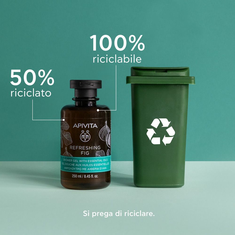 Flacone APIVITA Refreshing Fig accanto a un bidone verde con simbolo di riciclaggio. Testo: 50% riciclato, 100% riciclabile.