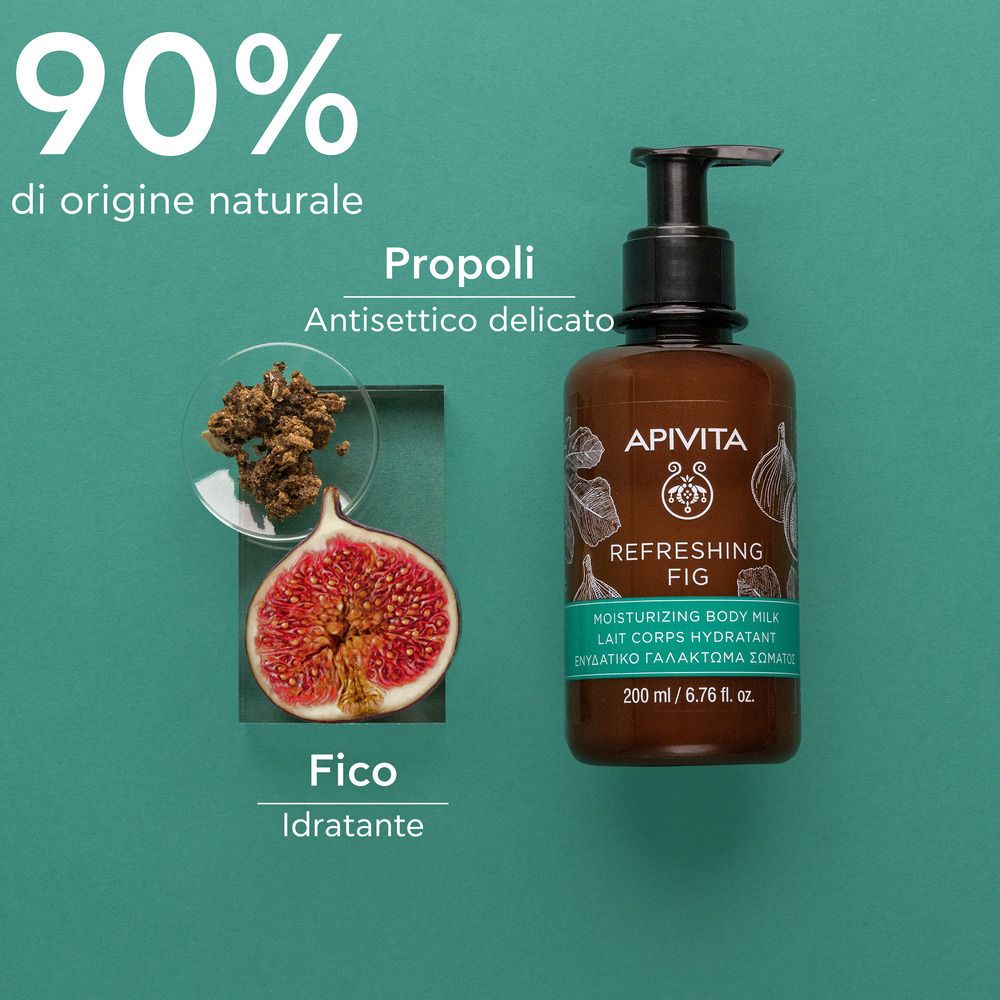 Flacone marrone con dosatore nero. Testo: APIVITA, Refreshing Fig, Moisturizing Body Milk. Illustrazione di fico.