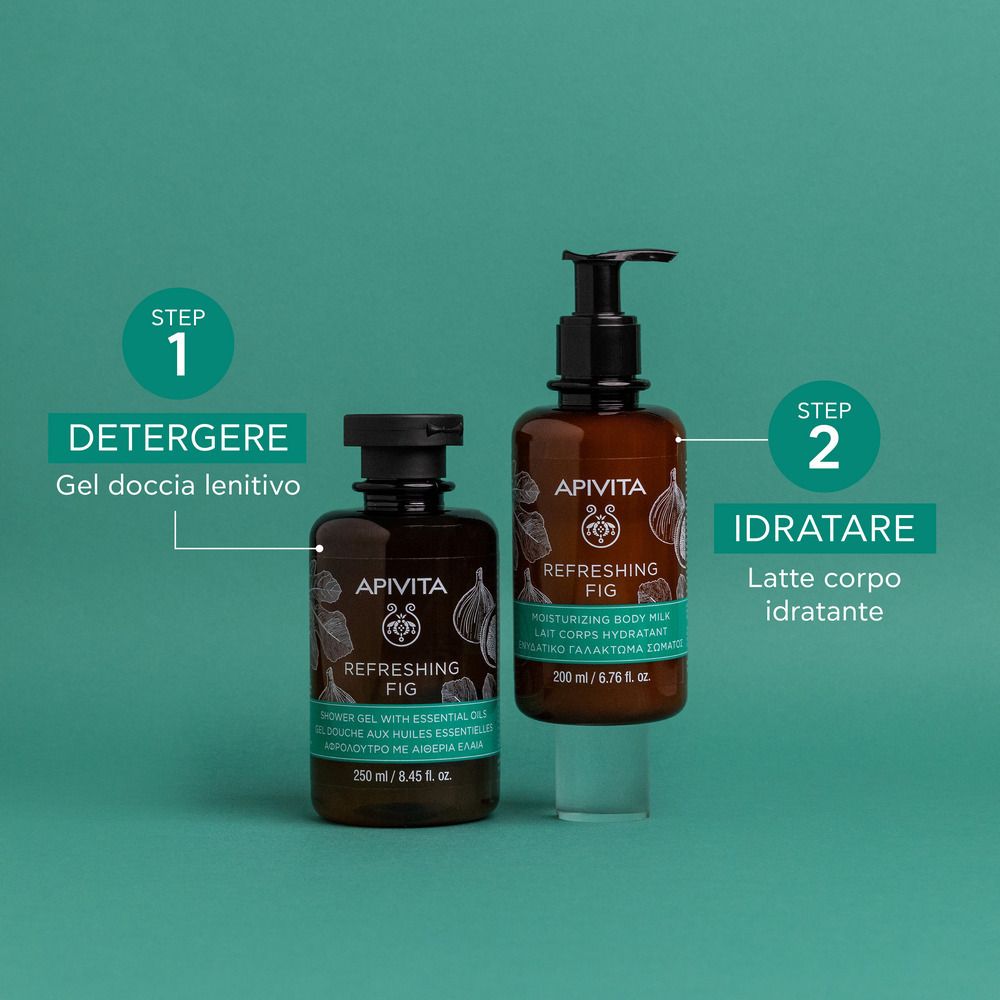 Due flaconi: gel doccia e latte corpo. Testo: APIVITA, Refreshing Fig. Fase 1: Detergere. Fase 2: Idratare.