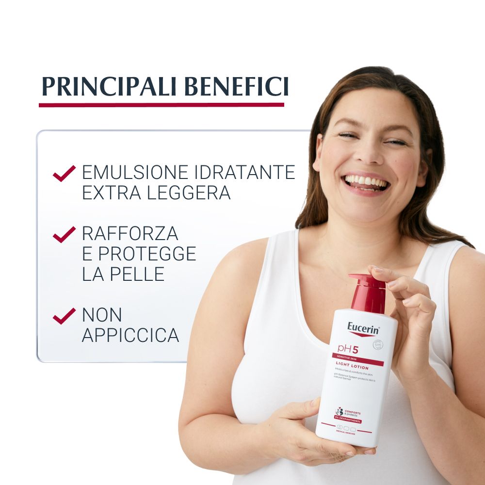 Donna tiene un flacone. Testo: Emulsione, extra leggera, rafforza e protegge la pelle, non appiccica.