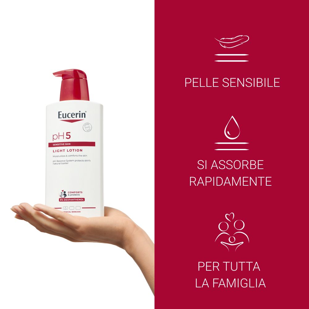 Mano tiene un flacone. Testo: pH5, Light Lotion, per pelli sensibili, rapido assorbimento, per tutta la famiglia.