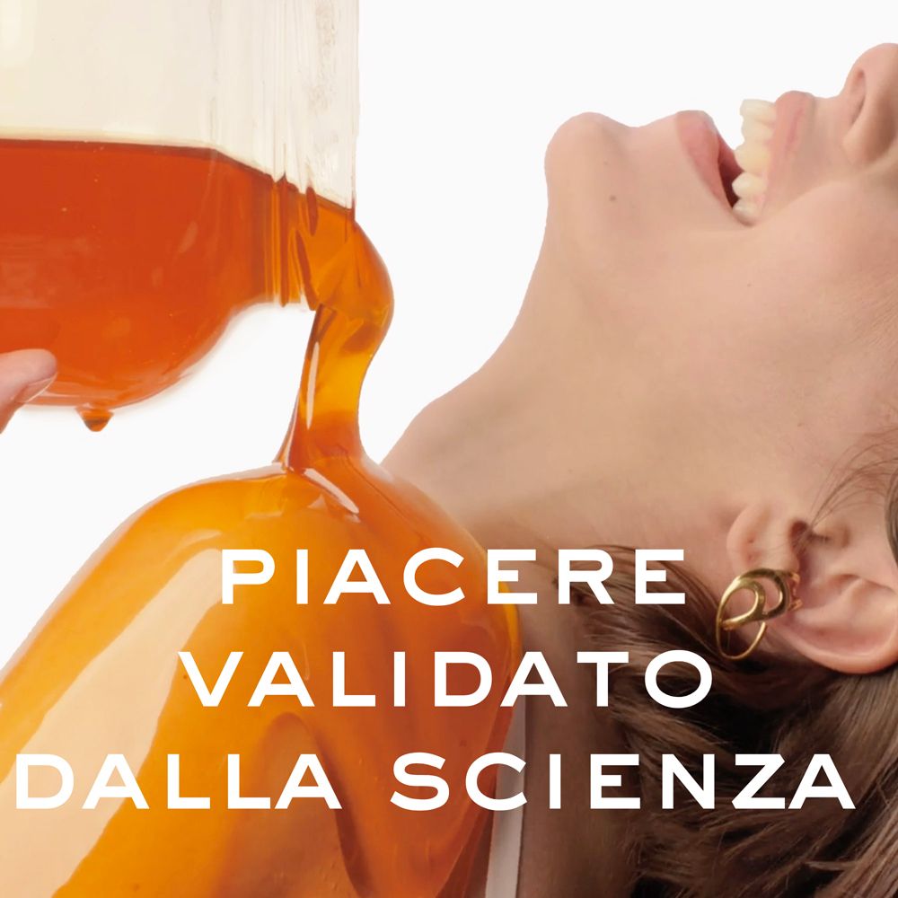 Donna con miele versato sul viso, "Piacere Validato Dalla Scienza".
