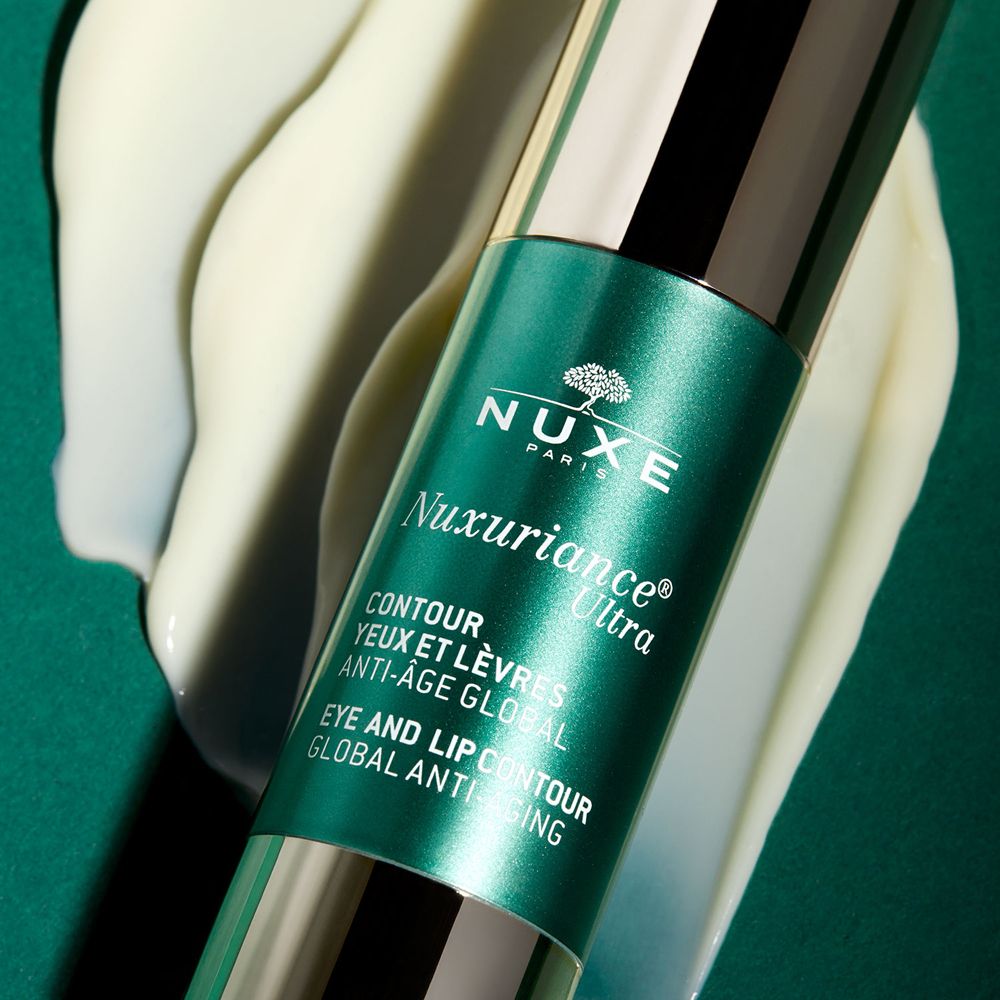 Flacone verde, tappo dorato, su crema. Scritta: Nuxuriance Ultra, Contorno occhi e labbra, anti-età globale.