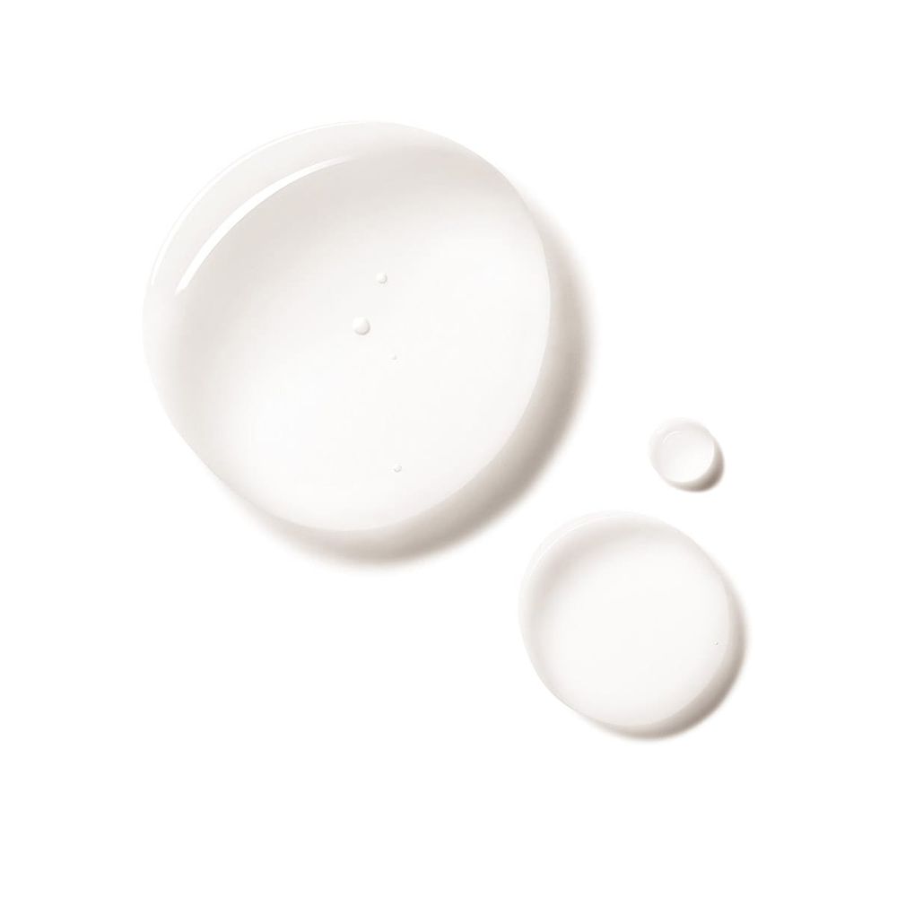 Tre gocce di liquido trasparente su sfondo bianco. Due gocce più grandi e una più piccola.