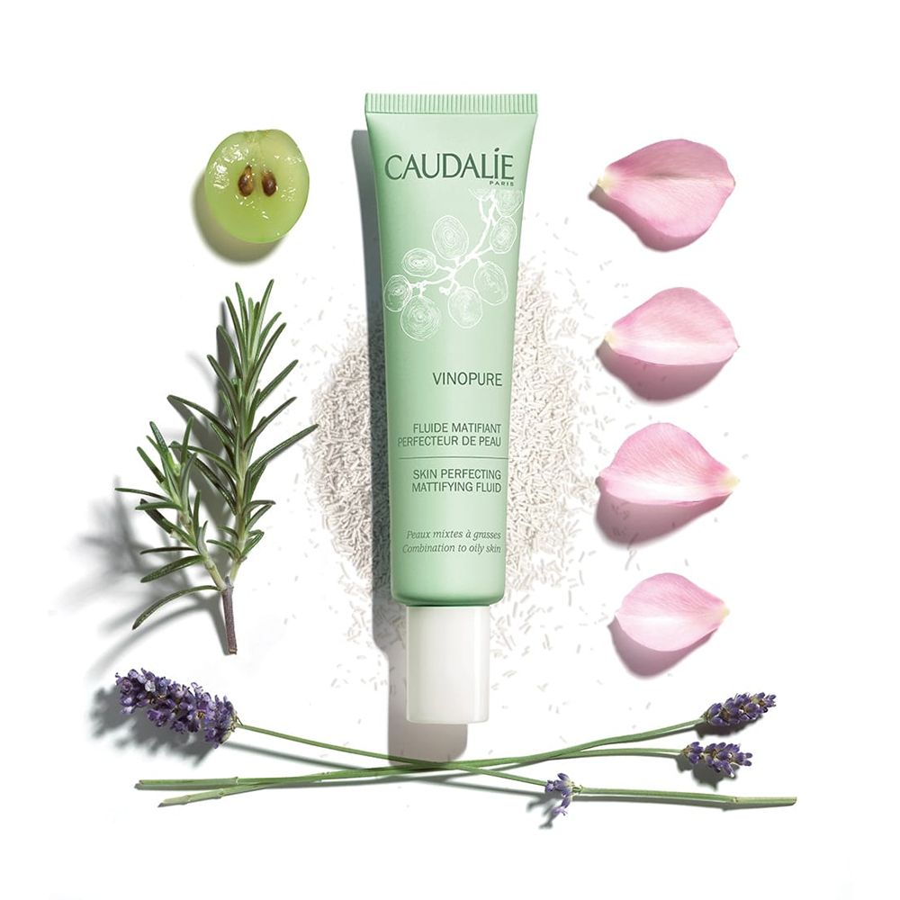 Tubo verde, accanto uva, rametto di rosmarino, petali di rosa, rametti di lavanda. Scritta: CAUDALIE, VINOPURE.