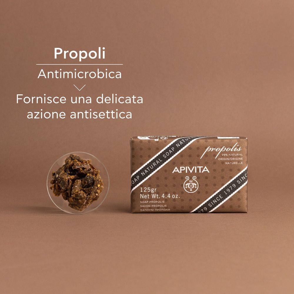 Sapone e ingredienti. Testo: Propoli antimicrobica, azione antisettica. Ingrediente in una ciotola.