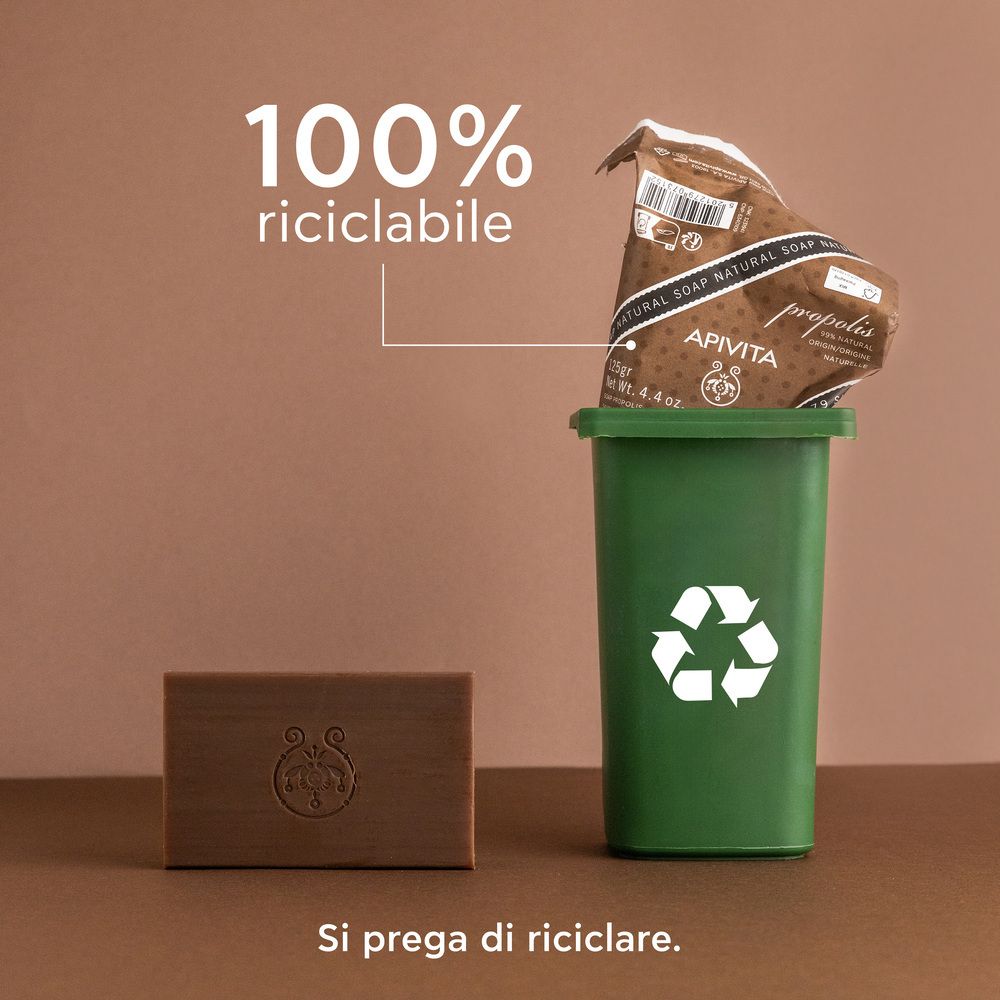 Sapone e confezione nel cestino. Testo: 100% riciclabile. Si prega di riciclare.