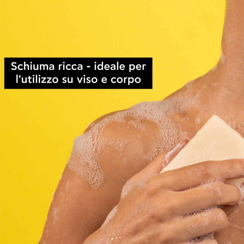 Persona che si lava con sapone. Schiuma ricca. Per viso e corpo.