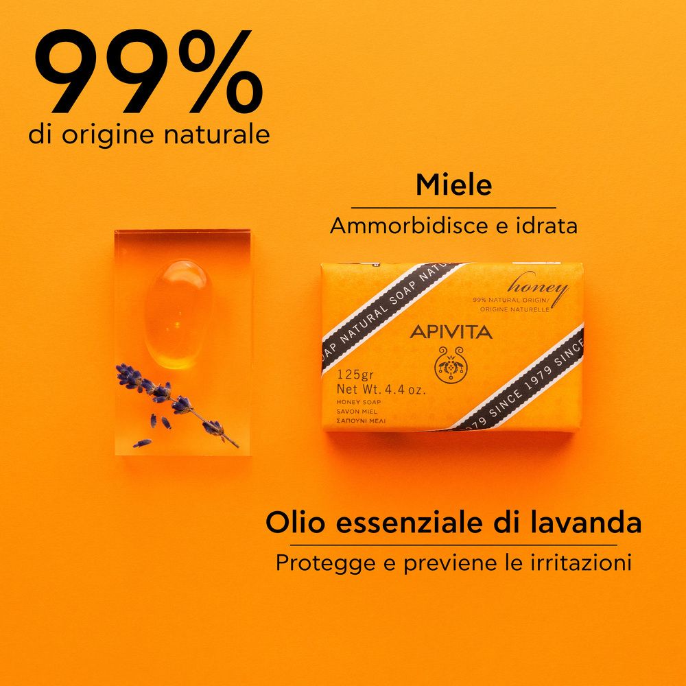 Sapone e lavanda su sfondo arancione. Testo: '99% di origine naturale'. Miele, olio essenziale di lavanda.