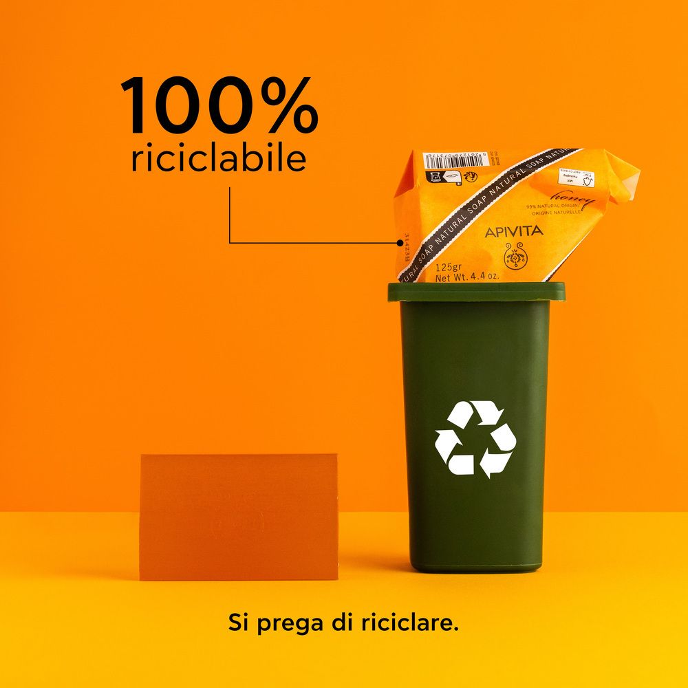 Sapone in un cestino. Testo: '100% riciclabile'. Invito a riciclare. Sfondo arancione.