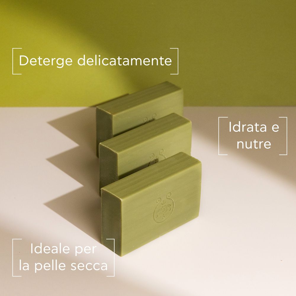 Tre saponette verdi. Testo: Deterge delicatamente, idrata e nutre, ideale per la pelle secca.