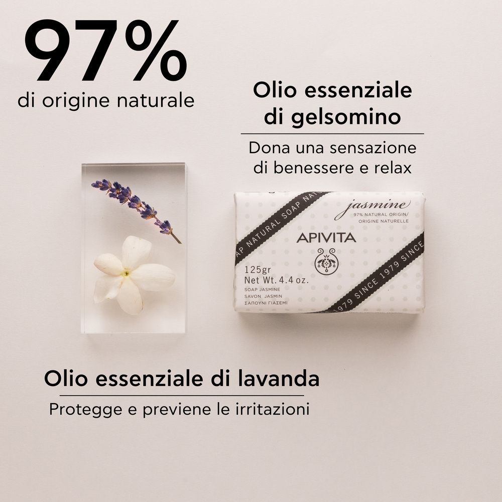 Sapone e fiori accanto a blocchi trasparenti. Testi: 97% di origine naturale, Olio essenziale di gelsomino, Olio essenziale di lavanda.
