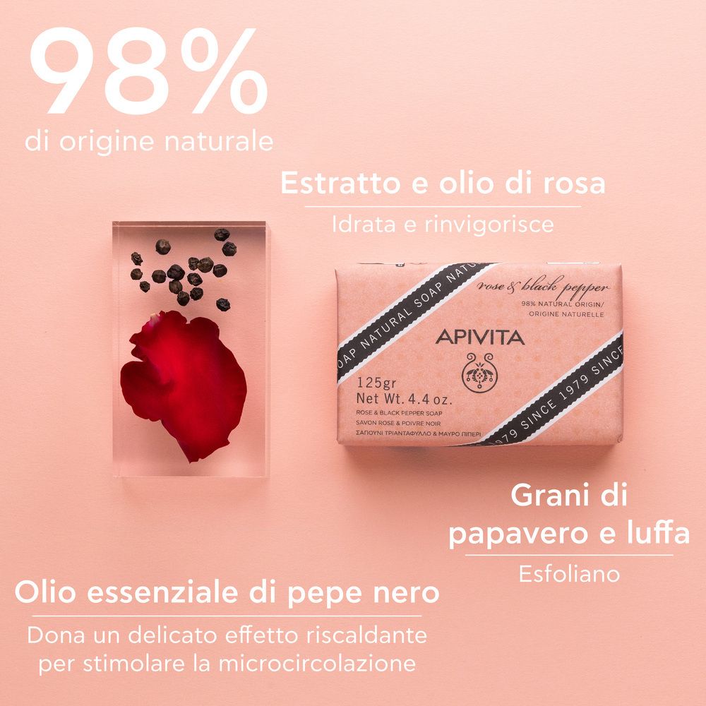 Sapone rosa e pepe nero. Ingredienti: petalo di rosa, grani di pepe nero. Testo: 98% di origine naturale.