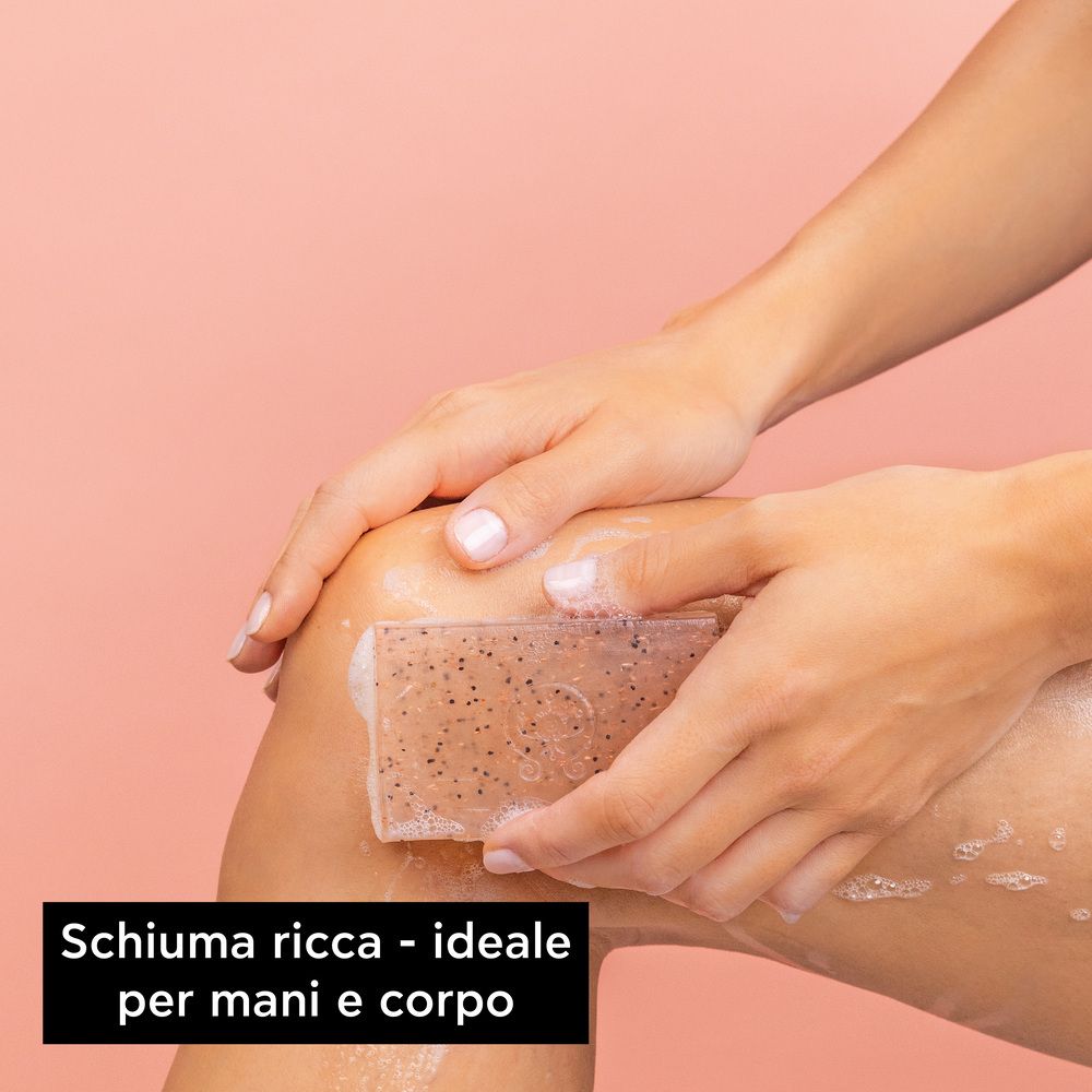 Sapone rosa e pepe nero. Mani che si lavano con sapone. Testo: Schiuma ricca - ideale per mani e corpo.